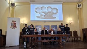 A Siena i ragazzini della porta accanto con il mito del fascismo e l'arsenale in casa, 13 minori denunciati