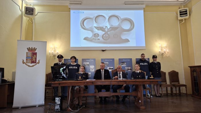 A Siena i ragazzini della porta accanto con il mito del fascismo e l'arsenale in casa, 13 minori denunciati