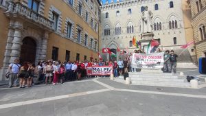 Siena risponde all&rsquo;odio: un centinaio in Piazza Salimbeni dopo l&rsquo;inchiesta sui 13 minori
