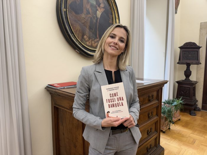 La giornalista Francesca Fialdini presenta all'Universit&agrave; di Siena il suo libro "Come fossi una bambola"