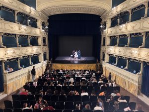 In-Box dal Vivo 2026 a Siena, successo per l&rsquo;apertura con &ldquo;Cappuccetto Rosso&rdquo;: famiglie e bambini ai Rozzi per il debutto del festival