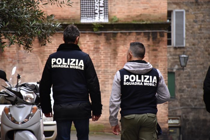 Siena: spaccia droga con uno scooter rubato, arrestato un 20enne