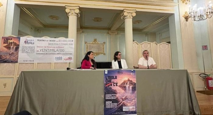 Siena, "L&rsquo;Isola che&hellip; c&rsquo;&egrave;" riempie il Teatro dei Rozzi: raccolti 20 mila euro per i bambini
