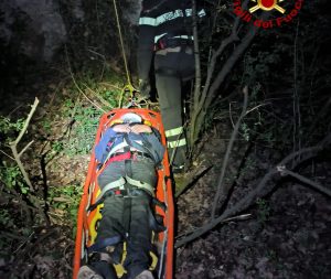 Colle Val d'Elsa: cade in un dirupo lungo il fiume, 44enne recuperato dai Vigili del Fuoco