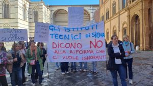 Istituti tecnici, protesta davanti alla Prefettura di Siena: "Famiglie tradite, indirizzi cancellati e formazione impoverita"