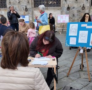 Ritratti in piazza, l&rsquo;arte degli studenti conquista il cuore di Siena