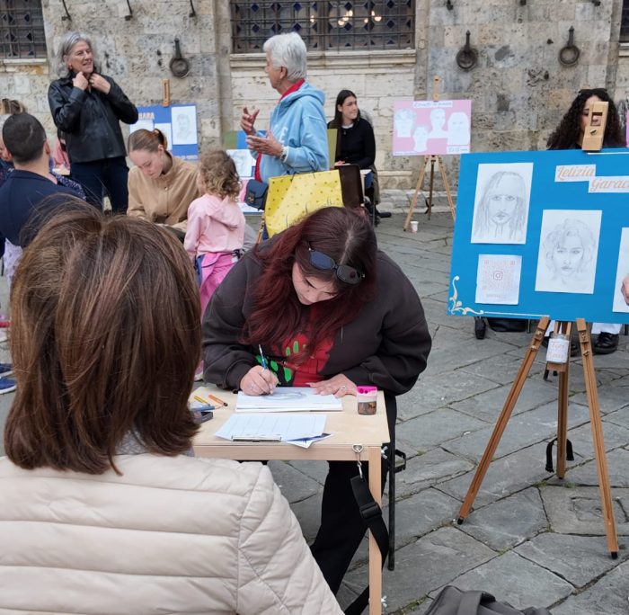 Ritratti in piazza, l&rsquo;arte degli studenti conquista il cuore di Siena