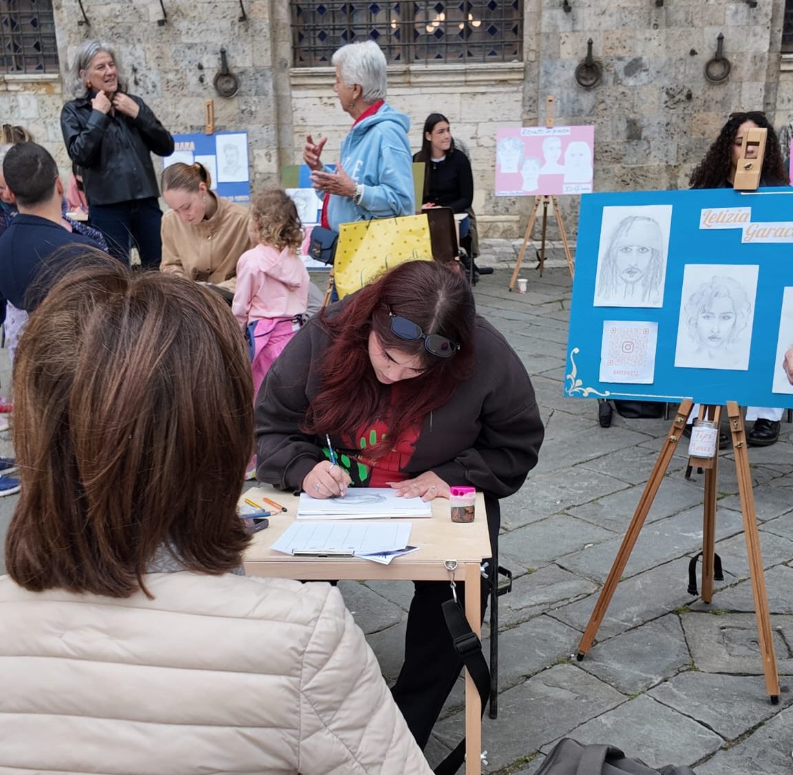 Ritratti in piazza, l&rsquo;arte degli studenti conquista il cuore di Siena