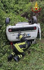 Cetona, auto esce di strada e si ribalta sulla SP 21