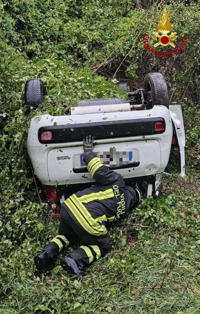 Cetona, auto esce di strada e si ribalta sulla SP 21