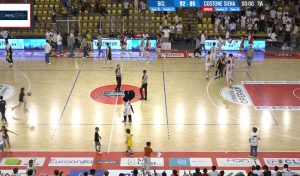 Basket, Lucca-Costone: Barsanti colpisce Paoli durante i saluti, caos sul consigliere di destra