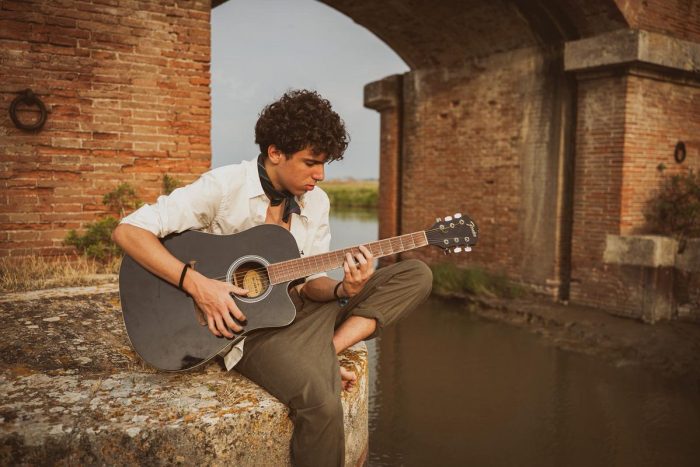Poggibonsi: Pietro Calabrese, il giovane cantautore presenta il nuovo singolo "Grandine" | Gi&agrave; on line
