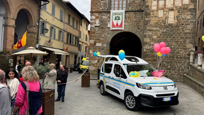 Montalcino celebra la Madonna del Soccorso e inaugura la nuova ambulanza elettrica della Misericordia