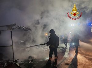 Box auto a fuoco a Montalcino, distrutta una vettura