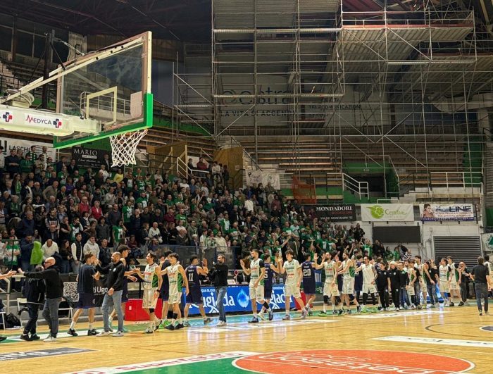 Basket, la Note di Siena Mens Sana doma Borgomanero e si prende gara 1