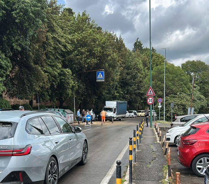 Siena, cedimento di un tombino a Porta Pispini: senso unico alternato in via Baldassarre Peruzzi