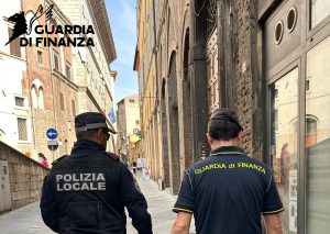Siena, controlli straordinari nei negozi in Camollia e Pantaneto: accertate 35 violazioni tra igiene, fisco e lavoro nero