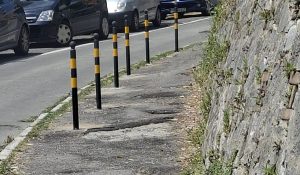 Siena, in Via Bonci arrivano i birilli in curva: primo intervento dopo le proteste dei residenti