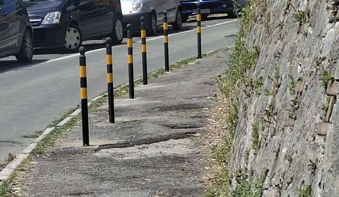 Siena, in Via Bonci arrivano i birilli in curva: primo intervento dopo le proteste dei residenti