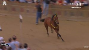 Palio 2 luglio, il Bruco scosso vince la terza prova