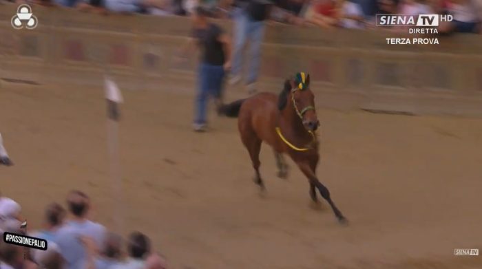 Palio 2 luglio, il Bruco scosso vince la terza prova