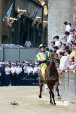 Palio di luglio: paura nel Bruco per la caduta di Velluto. Accertamenti negativi, ma in forse la prova di domattina