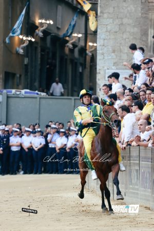 Palio di luglio: paura nel Bruco per la caduta di Velluto. Accertamenti negativi, ma in forse la prova di domattina