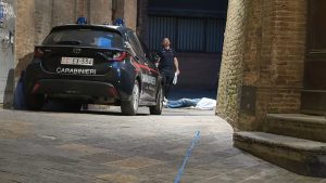 Morte David Rossi, i Ris di nuovo a Siena 13 anni dopo. Laser scanner e manichino nel vicolo di Monte Pio