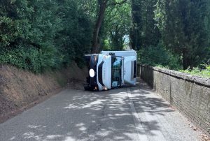 Autocarro si ribalta in strada dei Cappuccini, traffico congestionato nella zona di Palazzo Diavoli