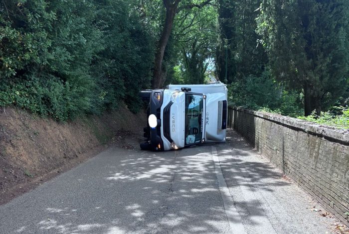 Autocarro si ribalta in strada dei Cappuccini, traffico congestionato nella zona di Palazzo Diavoli