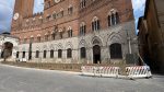 Palio di Siena, spuntano le decalcomanie sui palchi delle comparse: la novità