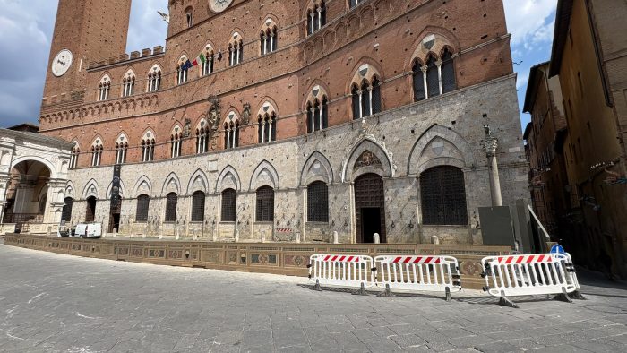 Palio di Siena, spuntano le decalcomanie sui palchi delle comparse: la novit&agrave;