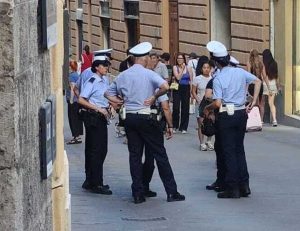 Siena, agente della Polizia Locale aggredito in Via Montanini