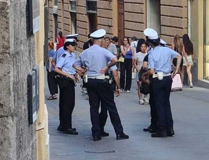 Siena, agente della Polizia Locale aggredito in Via Montanini