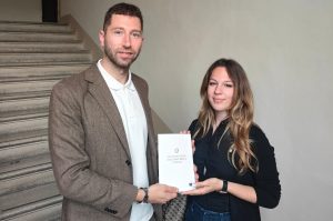 Colle di Val d&rsquo;Elsa consegna la Costituzione ai diciottenni per gli 80 anni della Repubblica
