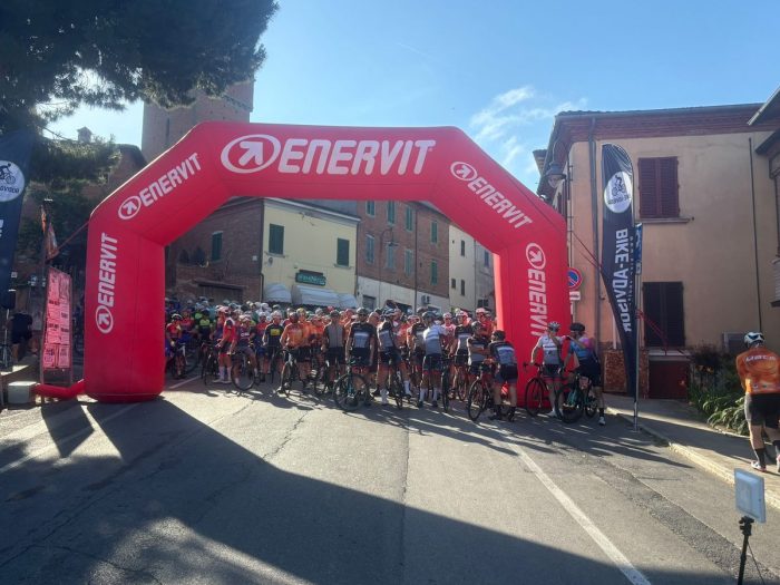 Una folla di ciclisti alla Granfondo del Gigante Bianco a Bettolle