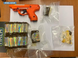 Droga, arrestato un 41enne nel senese: sequestrati hashish, cocaina e una pistola al peperoncino