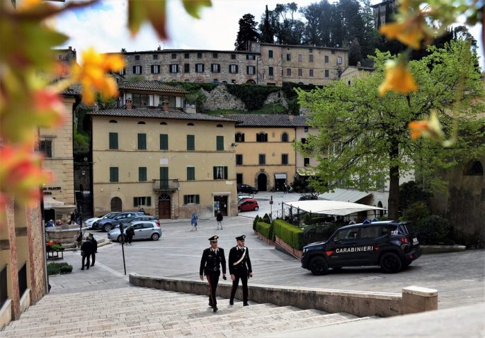 Cetona, ritrovato vivo nel dirupo dopo ore di ansia