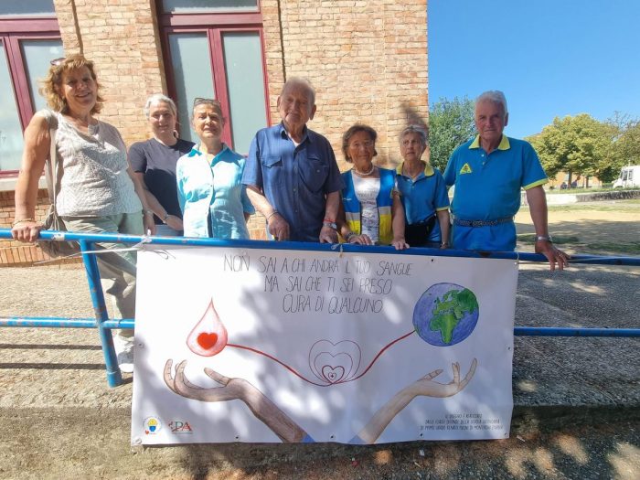 Il "filo rosso" della solidariet&agrave; unisce la Val d'Arbia: presentati gli striscioni per la donazione di sangue realizzati dagli studenti di Monteroni e Murlo