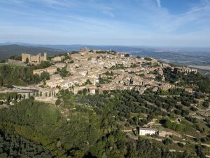 Montalcino, torna &ldquo;Di Borgo in Borgo&rdquo;: teatro, musica e spettacolo dal vivo nei luoghi simbolo del territorio