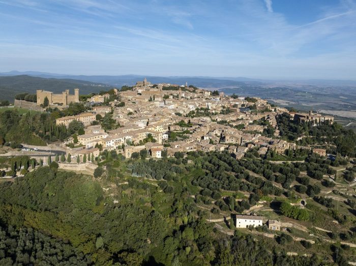 Montalcino, torna &ldquo;Di Borgo in Borgo&rdquo;: teatro, musica e spettacolo dal vivo nei luoghi simbolo del territorio