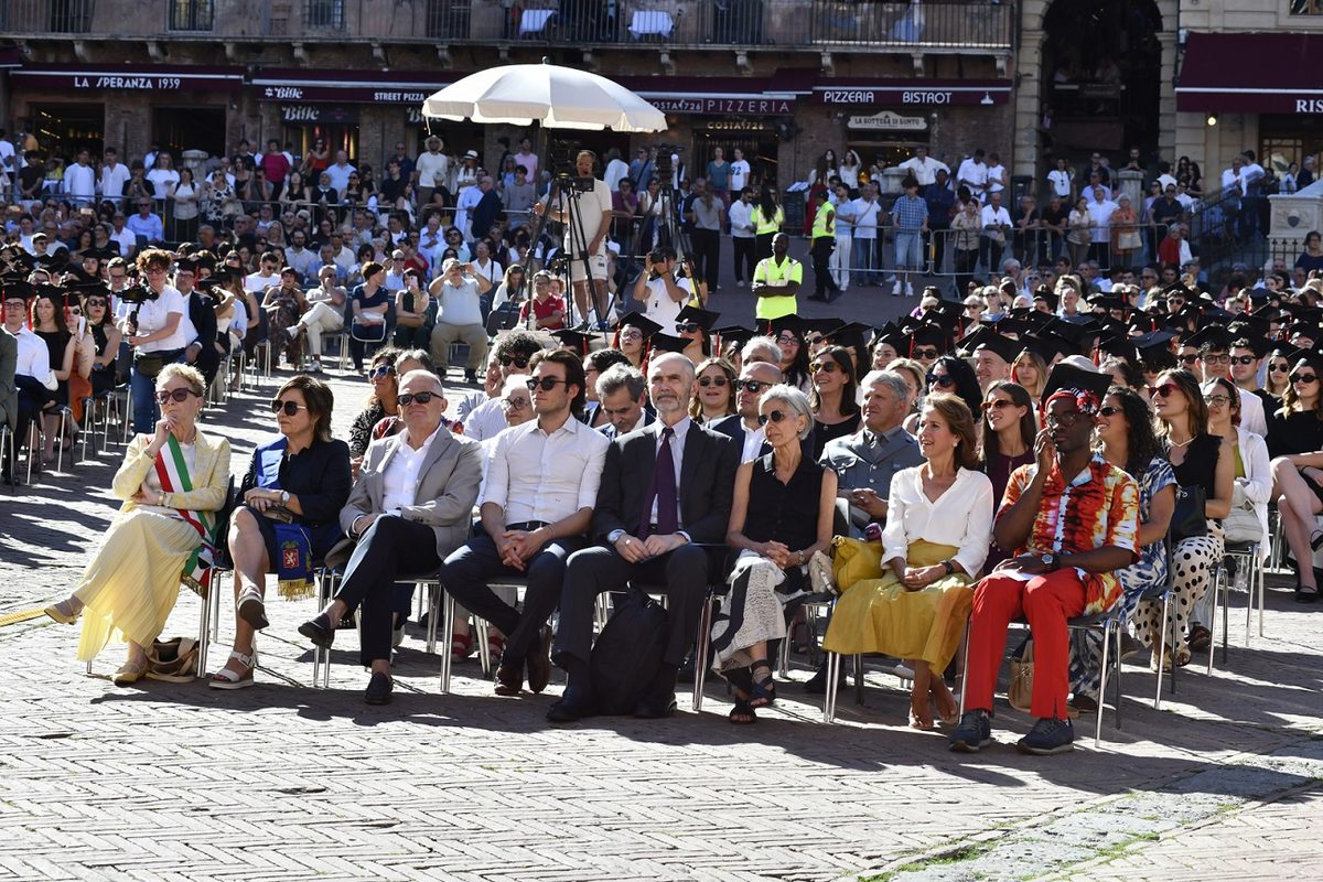 La magia del Graduation Day dell’Università di Siena nella piazza del Campo di…