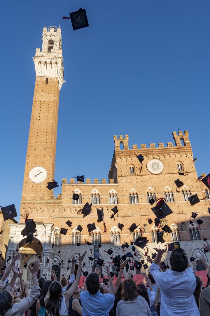 La magia del Graduation Day dell’Università di Siena nella piazza del Campo di…