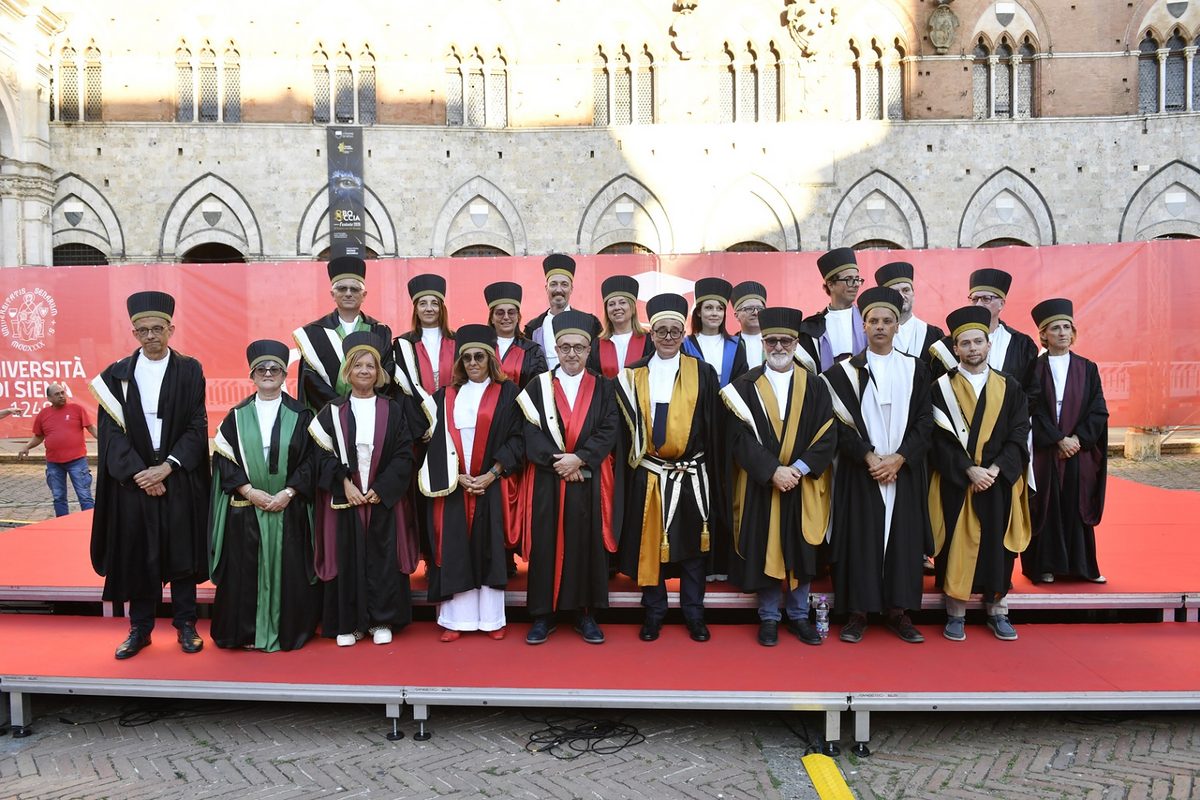 La magia del Graduation Day dell’Università di Siena nella piazza del Campo di…