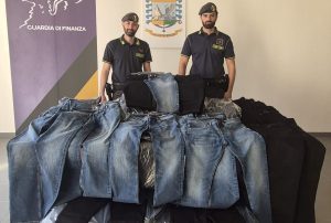 Jeans di marca rubati e rivenduti in Valdelsa, blitz della Guardia di Finanza