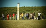 Rapolano Terme, inaugurata “Colonna dello sguardo”, nuova opera in travertino di Jean-Paul Philippe nelle Crete senesi