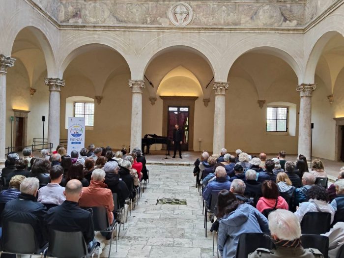 Pienza, "Tre donne, tre destini": il grande teatro lirico risuona nel cortile di Palazzo Piccolomini