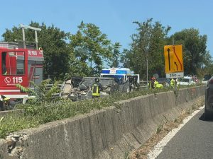 Auto si ribalta sulla Tangenziale Ovest di Siena, traffico bloccato