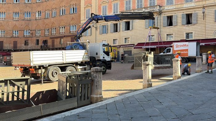 Verso il Palio di luglio, si montano i varchi in Piazza del Campo