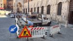 Siena, verso il Palio: in corso il montaggio dei nuovi parapetti in Piazza del Campo
